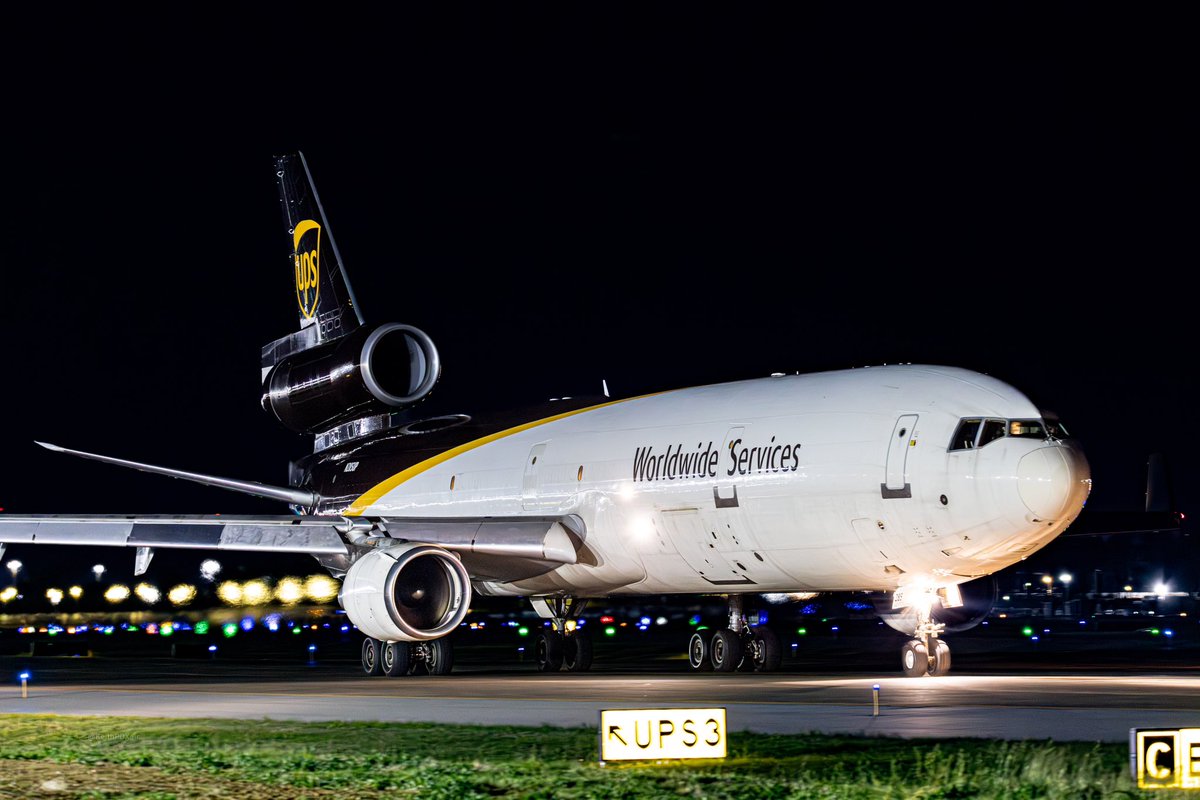 UPS1096 @FlyLouisville headed to @EWRairport back in April last year. A couple months later she would be sent to the desert for retirement in @cityofvv @UPS #n285up #mcdonnelldouglas #mcdonnelldouglasmd11 #mcdonnelldouglaslovers #md11 #md11freighter #md11aviation #md11f #ups