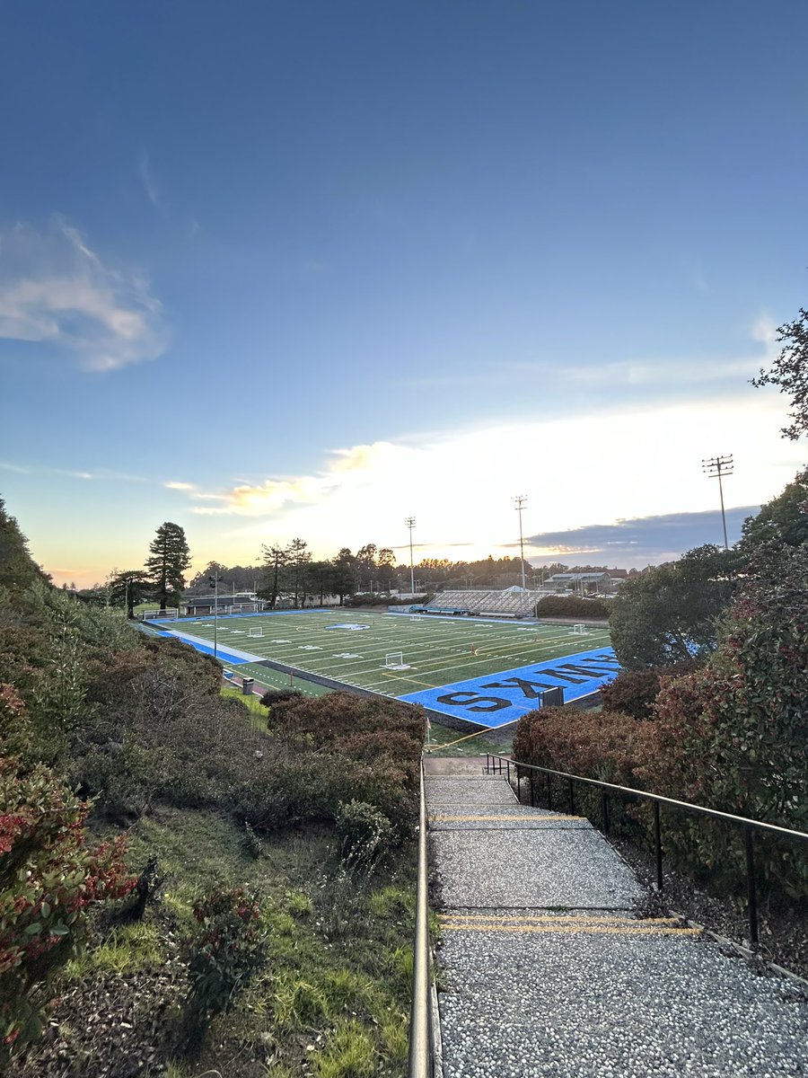 Had some studs in the trenches on campus today for a visit. The bigs are one of our top priorities for the Hawks. We love our BIGS here at the beach. Who’s going to be the next great Hawk?! 
Come join the squad‼️
#BallAtTheBeach 
#TheNextGreat