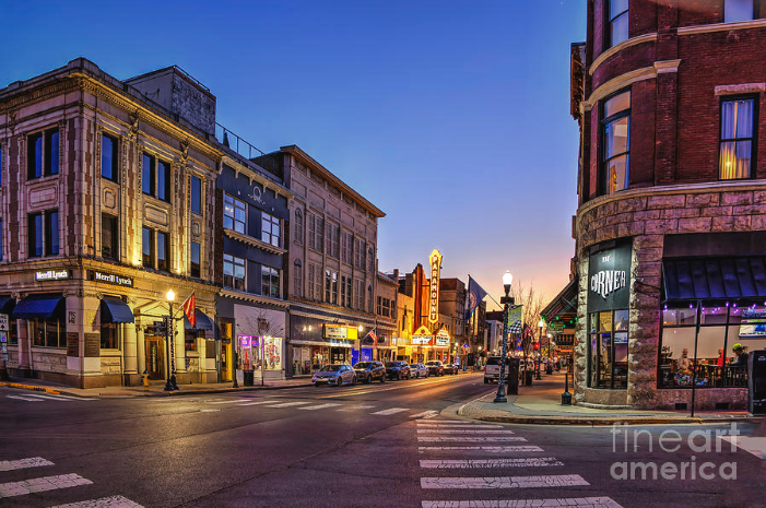 Home of the Birthplace of Country Music! Prints available at shelia-hunt.pixels.com/featured/downt… #countrymusic #BirthplaceofCountryMusic #Bristol #Tennessee #Virginia #BuyIntoArt #countrymusiccapital #BristolTNVa #BristolVATN