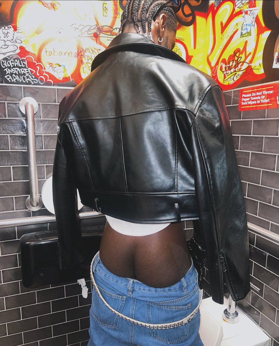 Kimundreee's tweet photo. Caught in the act https://t.co/FVFWX3fC5N