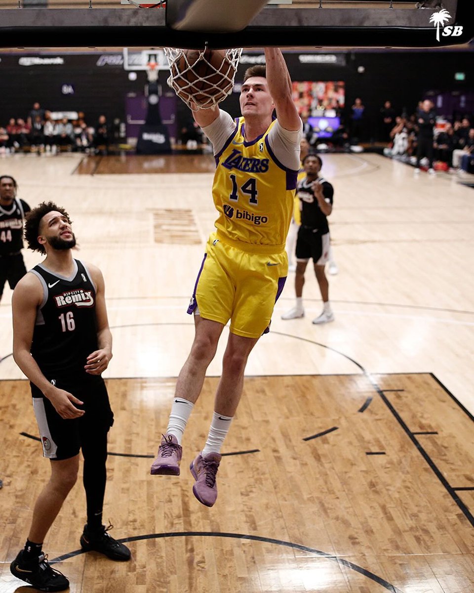 🏀 Colin Castleton 🇺🇸🇵🇦 28min 8P 8R 3A 1S 1B 2TO 3/6 FG 0/0 3PTS 1/1 FT #SouthBay #Lakers (10-6) perdió 103-123 #SaltLakeCity 
Castleton fue 2ndo en rebotes del equipo
#NBAGLeague
#SBLakers #Panama
#FARESTATS