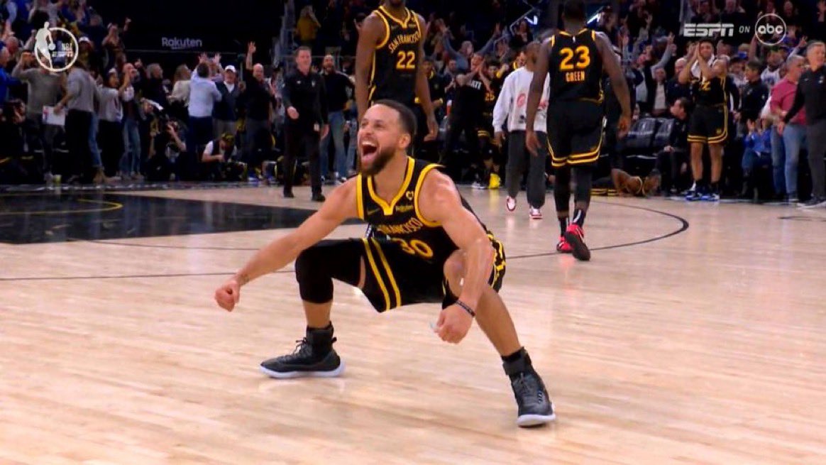 JAJDJSEJDJKDKE LOS GOLDEN STATE WARRIORS GANARON EL PARTIDO MAS ÉPICO DE LA HISTORIA CON GAME WINNER DE LA CABRITA CURRY

MAMALA DURANT

MAMALA SUNS

ÑQQREISENEJEJENNDBDBDBDBWBBWWB