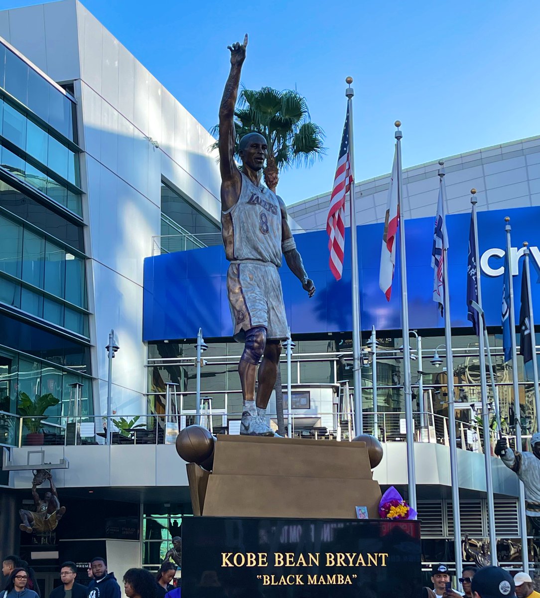 TremundoTweets's tweet image. Went downtown today and saw the new Kobe statue