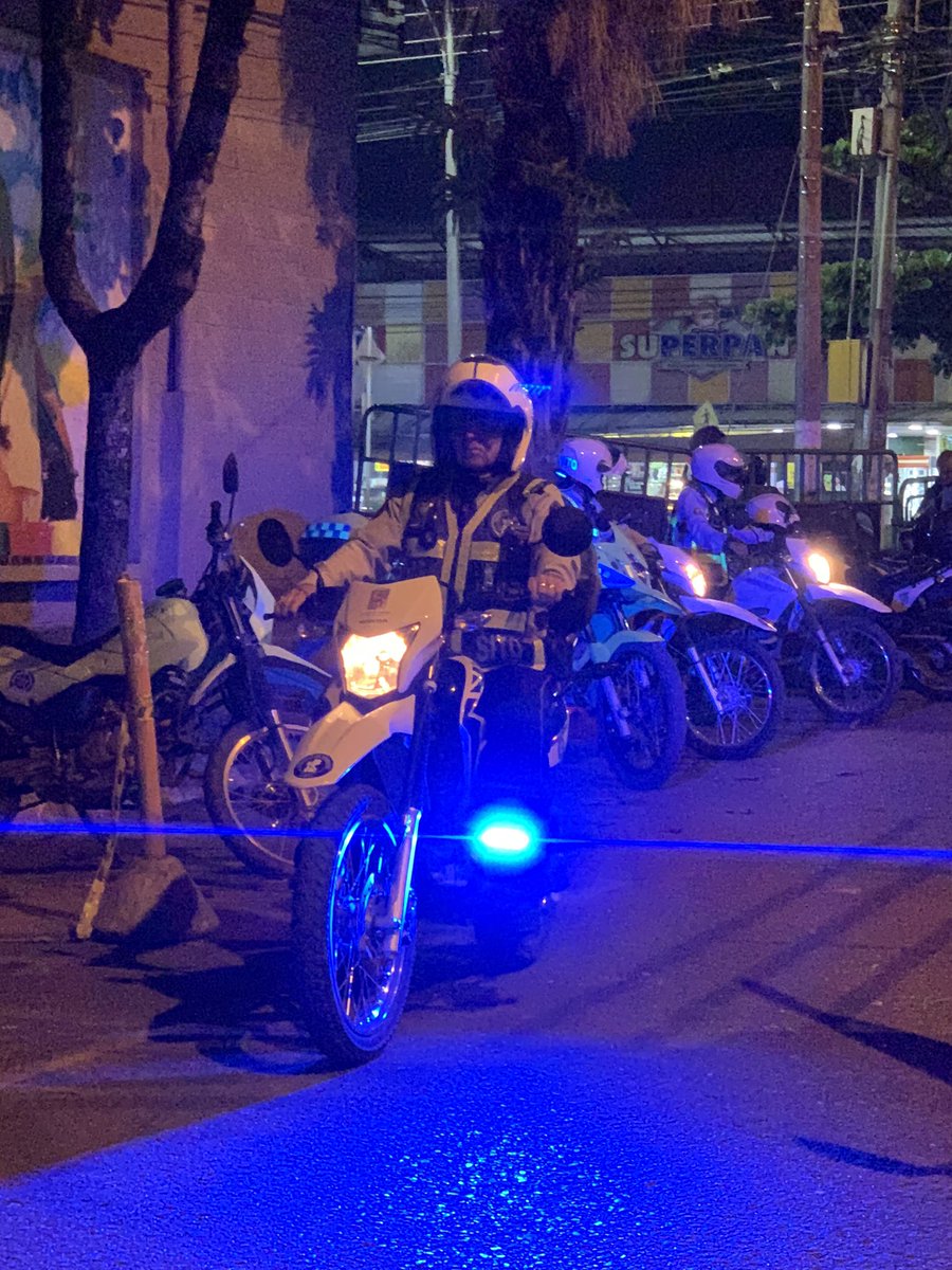 STTJamundi's tweet photo. ⚠️ Agentes de Tránsito y @PoliciaCali trabajan por la seguridad vial de #Jamundi ⚠️
Algunos puntos del recorrido de esta noche  

📍Parque  principal 
📍Establecimientos de comercio 
📍Barrio la Alborada 
@Caracol_Cali @radiorelojcali @lavozdepueblo1 @PapelPeriodicoJ @BLUPacifico https://t.co/Lvlkf2Qa29