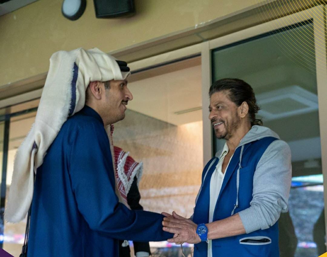 teamsrkfc's tweet photo. In a gracious gesture, Prime Minister HE Sheikh Mohammed bin Abdulrahman bin Jassim Al Thani extends a warm welcome to Global Superstar Shah Rukh Khan, acknowledging his presence as the distinguished Special Guest of Honor at the AFC Final held in Doha.

#AsianCupFinal #ShahRukhKhan