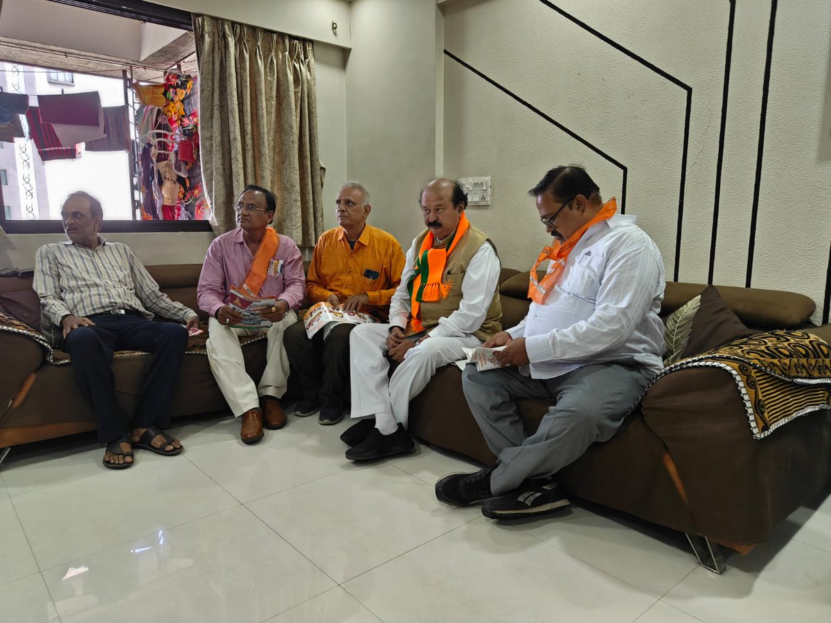 purneshmodi's tweet photo. આ કાર્યક્રમમા પૂર્વ કોર્પોરેટર શ્રી દિગ્વિજયસિંહ બારડ  સંગઠનના સૌ પદાધિકારીઓ તેમજ દેવતુલ્ય કાર્યકર્તામિત્રો ઉપસ્થિત રહ્યા હતા. 2/2

#purneshmodi24x7 
#Gaon_Chalo_Abhiyan_Gujarat https://t.co/Rbanf7yYAV