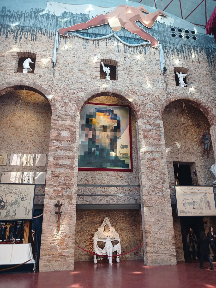 1- Salvador Dali'nin sıradışı bir hayat hikayesi var. Ölen bebek kardeşinden  9 ay sonra doğuyor. Ölen kardeşin aynı uzun adını ona veriyor, onun kıyafetlerini giydiriyor, o hiç ölmemiş gibi davranıyor anne baba yeni doğan Salvador'a. Şizoid kişilik bölünmesi ilk böyle başlıyor.