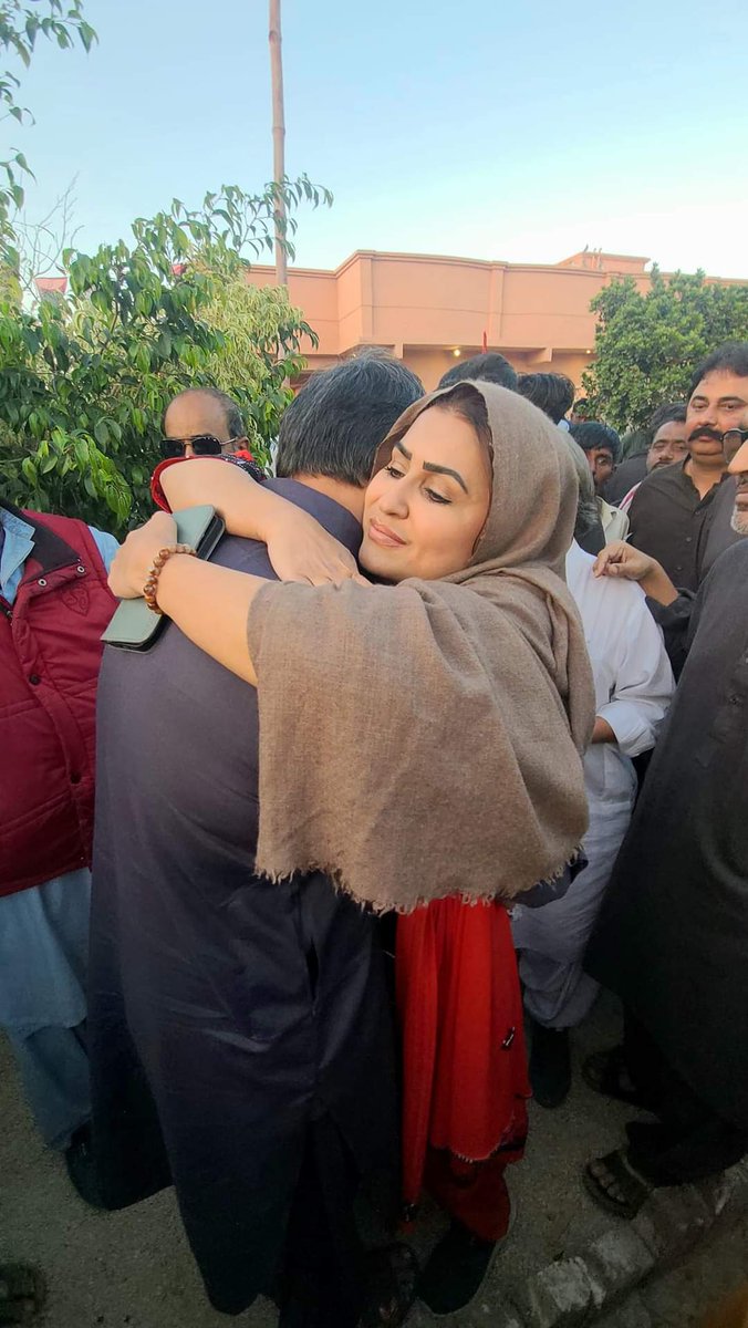 AijazKunbharPPP's tweet photo. بھائیوں اور بہنوں کا محبت کا عظیم رشتہ ہے باجی شازیہ اپنے بھائی اکبر خان مری صاحب اورنگزیب مری صاحب سے ملاقات کرتے ہوئے 
اللہ تعالیٰ سلامت رکھے...
@ShaziaAttaMarri @Anny_Marri https://t.co/agJiUeDVoN