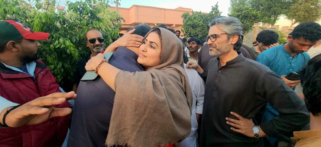 AijazKunbharPPP's tweet photo. بھائیوں اور بہنوں کا محبت کا عظیم رشتہ ہے باجی شازیہ اپنے بھائی اکبر خان مری صاحب اورنگزیب مری صاحب سے ملاقات کرتے ہوئے 
اللہ تعالیٰ سلامت رکھے...
@ShaziaAttaMarri @Anny_Marri https://t.co/agJiUeDVoN