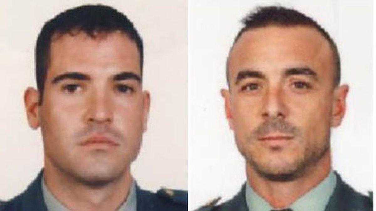AUGC_JuanFdez's tweet photo. El asesinato de nuestros compañeros, David y Miguel Ángel, tiene que servir de algo, no debe ser en vano:

1. Hay que acabar con la impunidad y la falta de medios de la Guardia Civil. 

2. La responsabilidad política y operativa tiene que depurarse.

#DEP https://t.co/pXDWEsgHtG