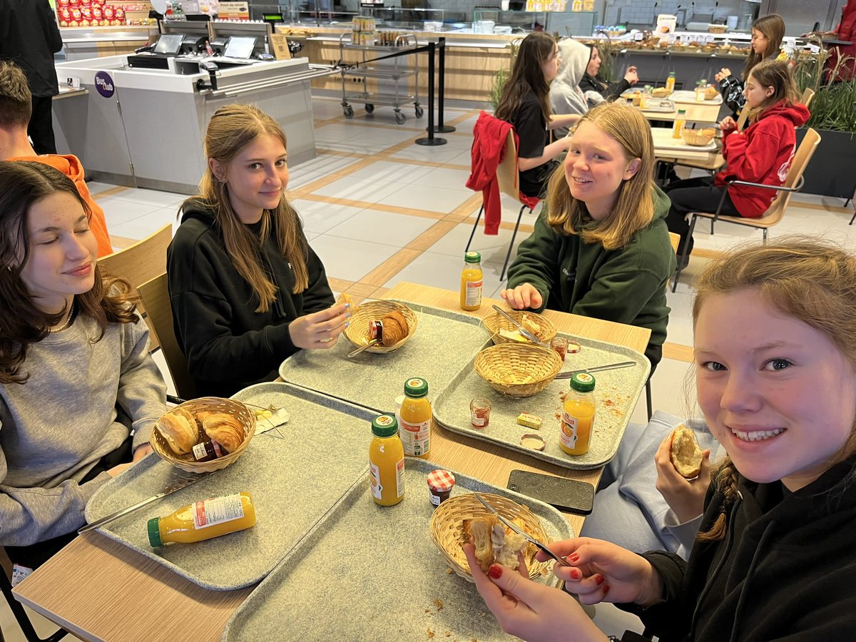 Our ski trip have stopped for breakfast in France, and are now on the final leg to Italy 🚌🥐