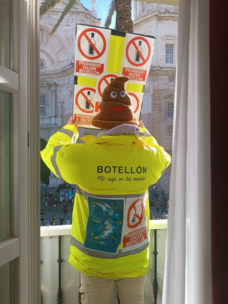 46becerra's tweet photo. Plaza de la catedral 
Sábado de carnaval a las 23.00.
Esto no es carnaval y no debería de permitirse tanto botellón.
#Carnaval2024 #carnavaldecadiz2024 https://t.co/5797EN7tiP