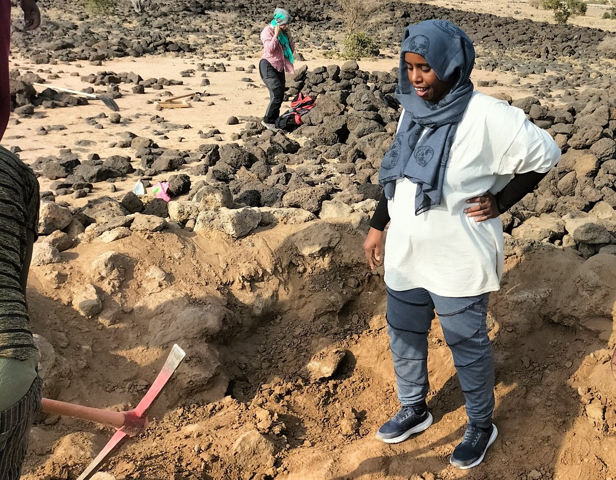 Este año en Yibutí tenemos el privilegio de trabajar con Asma Youssouf, arqueóloga especialista en arquitecturas funerarias prehistóricas y doctoranda en la universidad de Toulouse. Un superfichaje!
#DiaMujeryNinaEnCiencia