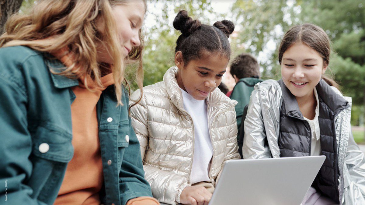 It's International Day of Women and Girls in Science! Why do fewer girls choose to study computer science in Europe? Explore our research with @Canvas8 and join us in creating a more inclusive future in tech 👉goo.gle/CSBarriersRepo… #WomenInScience #GirlsInSTEM #GrowWithGoogle