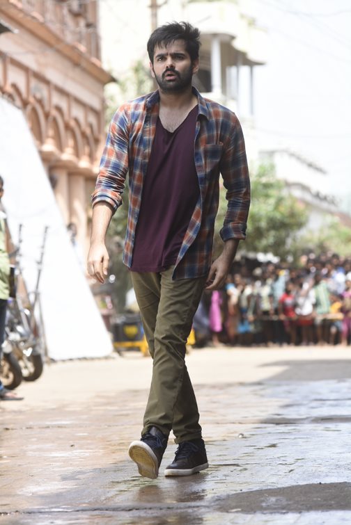 RaPoFreak's tweet image. Fight still range lo vundhi 😍💥
#HelloGuruPremaKosame #RAmPOthineni