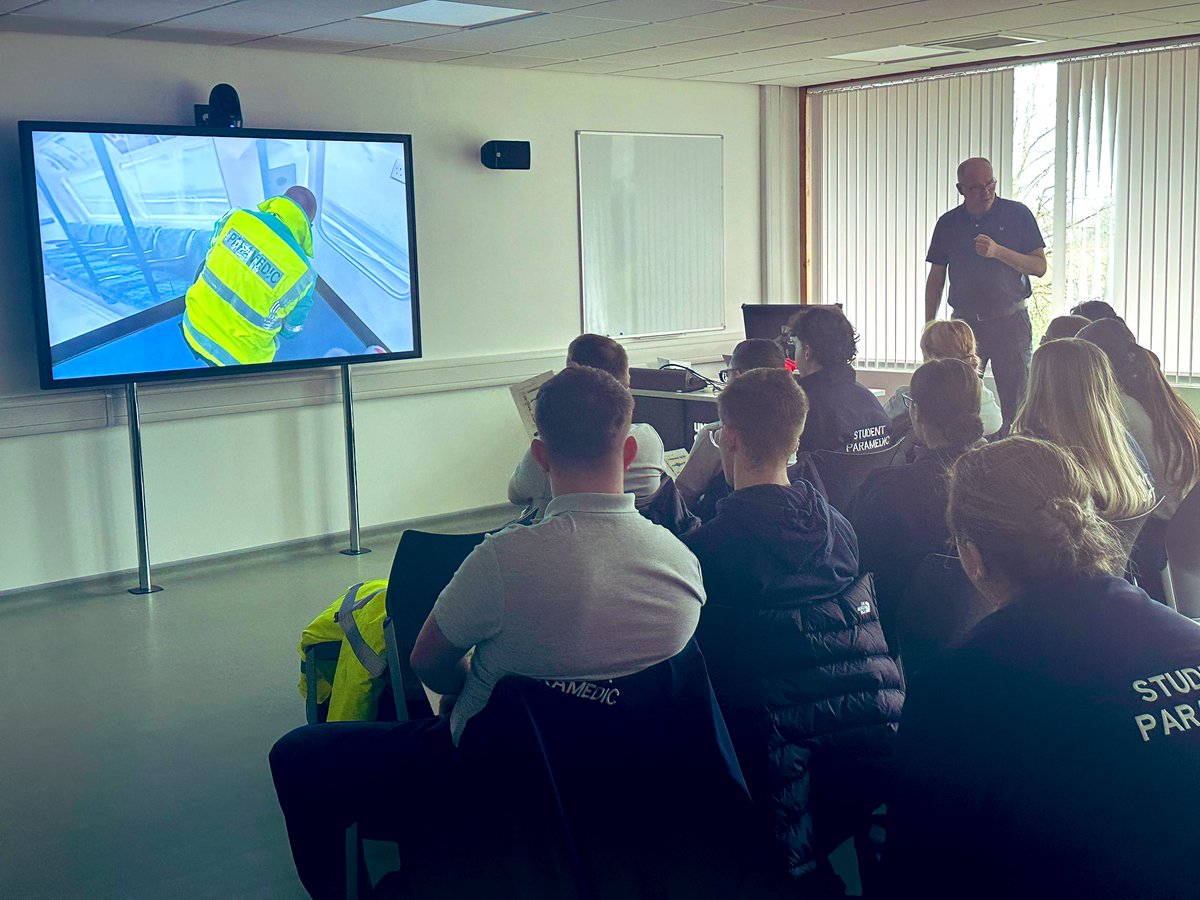 DaveLBywater's tweet photo. Major Incident Management &amp; decision making with @BCP1967 &amp; the @Stir_Para 3rd years, it was great to meet you all. Thanks for your enthusiasm. #Triage #JESIP #TST #MITT #DecisionMaking 🏴󠁧󠁢󠁳󠁣󠁴󠁿🚑 https://t.co/ZZxR9QIMi0