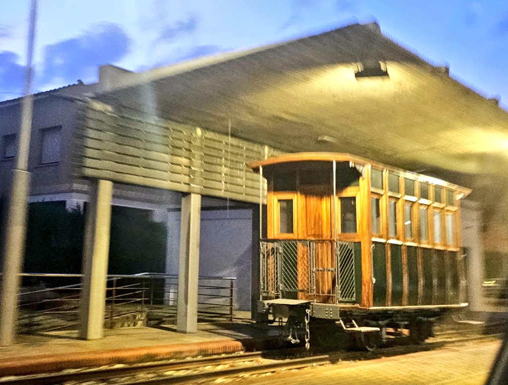 QuintanaCarles's tweet photo. Un vagó de l'antic carrilet de Girona a Banyoles, a l'estació de Mata #Mata #pladelestany #Girona #Catalunya @PaisatgesC @PassejantM @camins_de @pladelestany @ajPorqueres @transportcat @transportpublic @trentranvia #carrilet #oldtrain #trenpinxo https://t.co/vyVYAEd1nf