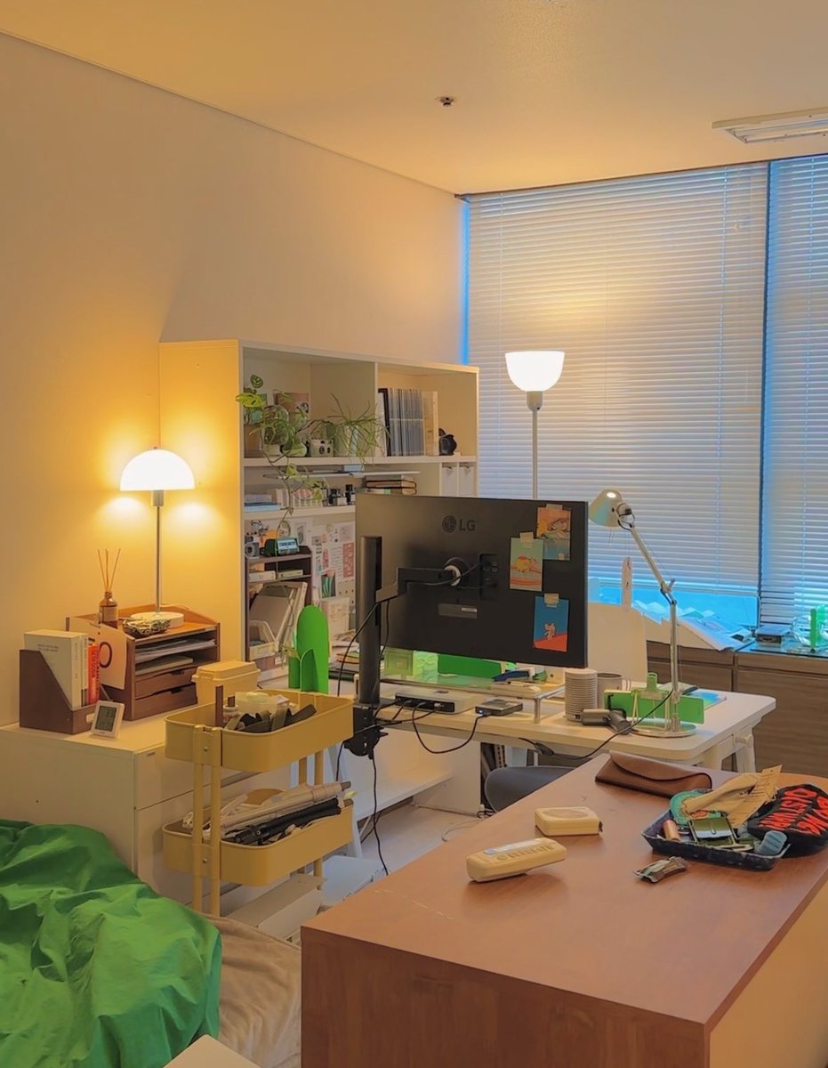 [nondi-room info] ep.1 Lighting 
마지막으로 퇴사한 회사가 조명회사일 정도로 조명에 진심인 디자이너...💡 
논디룸에서 사용중인 조명 8가지 추천템을 가져와봤습니다!🥳 

+ 전체조명 조절팁까지! 
여러분들의 아늑한 방꾸생활에 조금이나마 도움이 되길 바라며,,,💚