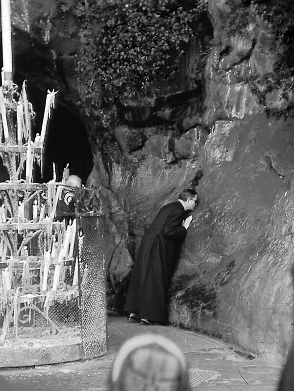 San Josemaría acude a la Virgen de Lourdes para pedirle por distintas necesidades de la Iglesia, del mundo y del Opus Dei. 

Lourdes, 9 de julio de 1940.