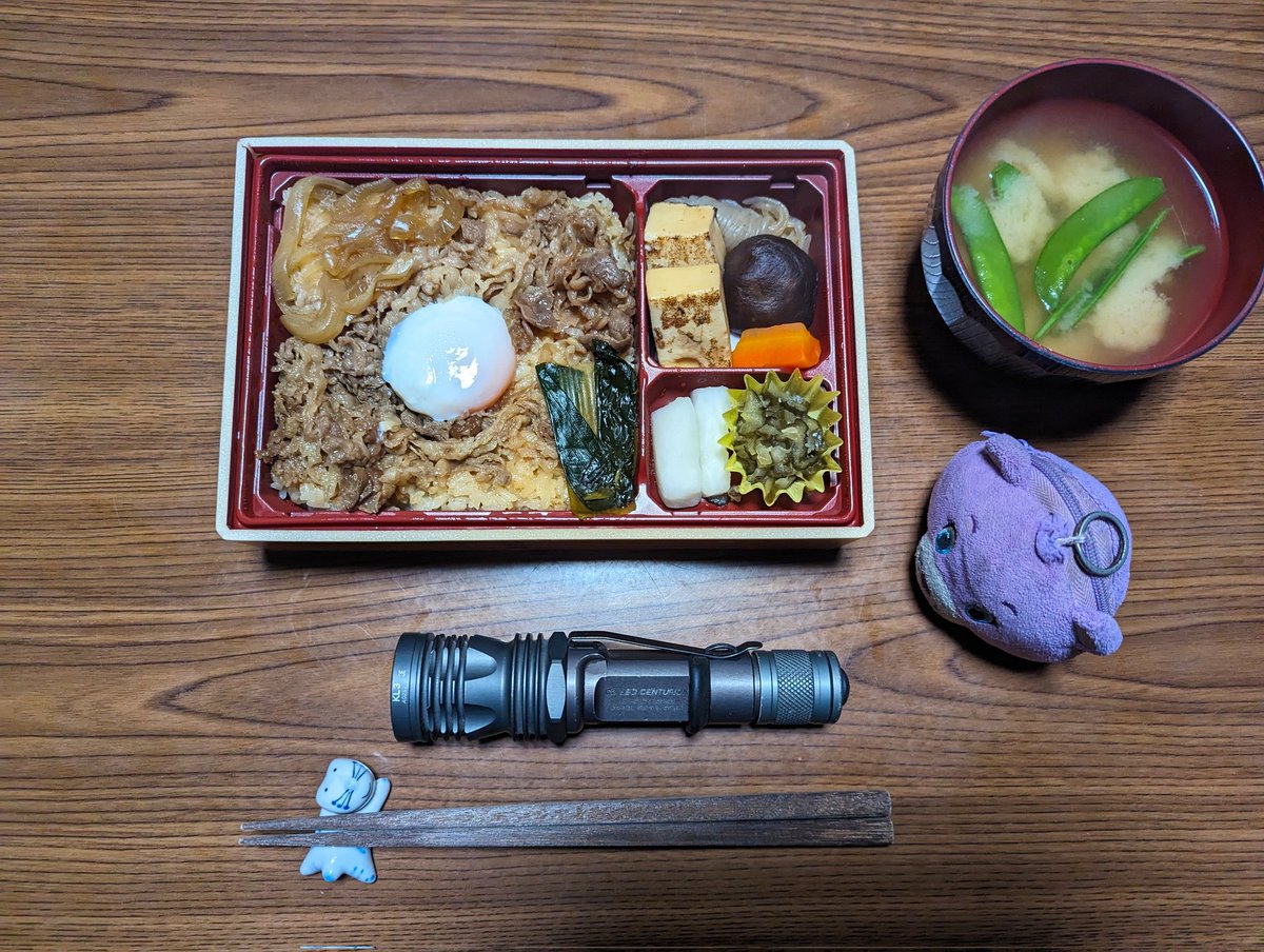 hg4eHPzmvVIEmWD's tweet photo. 近江牛すき焼き弁当🐮🍱(´-(ェ)-`;)♥🦸
#メシアンドライト #SUREFIRE #C2L #Centurion #KL3 #Z58 #シュアファイア #レゴ https://t.co/WO3fFXrwmn