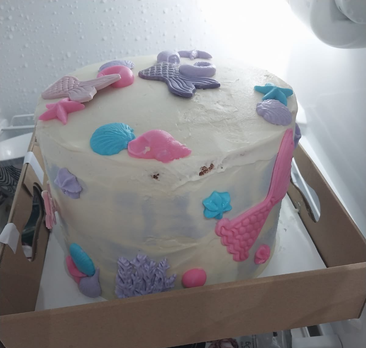 camiabf's tweet photo. No te pasa hasta que te pasaaa, bueno no a mi, pero aca les muestro la torta que encargo mi amiga y la que recibió un dia antes del primer año de su hija. La dueña del emprendimiento encima ofendidisima porque le dijimos que la torta era horrible. No compren en kuks pasteleria https://t.co/mch7sAglKd