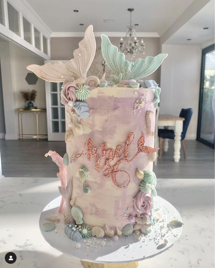 camiabf's tweet photo. No te pasa hasta que te pasaaa, bueno no a mi, pero aca les muestro la torta que encargo mi amiga y la que recibió un dia antes del primer año de su hija. La dueña del emprendimiento encima ofendidisima porque le dijimos que la torta era horrible. No compren en kuks pasteleria https://t.co/mch7sAglKd