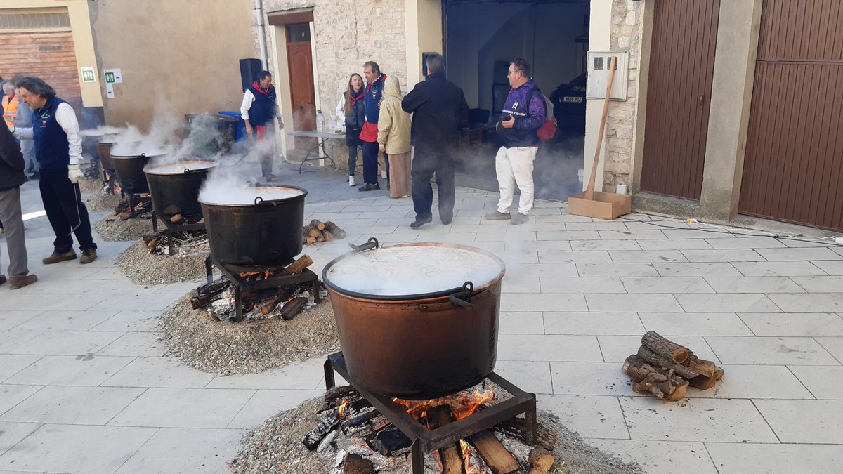 j_albareda's tweet photo. #Montmaneu
#LaCaldera 
Les calderes comencen a bullir https://t.co/cr8yovcwFP