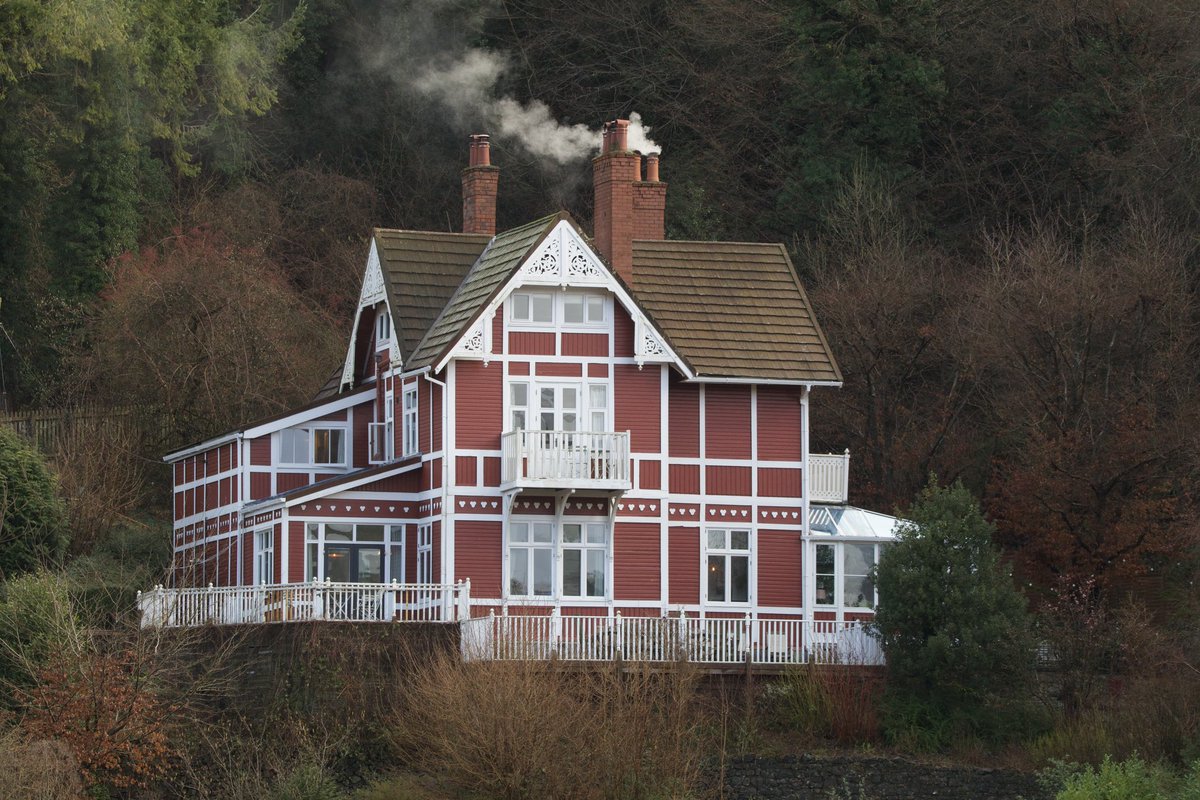 STEcopywriting's tweet image. Name the TV show… 

(I haven’t seen it but I HAVE seen the house 😁)

#AskTwitter #Gloucestershire