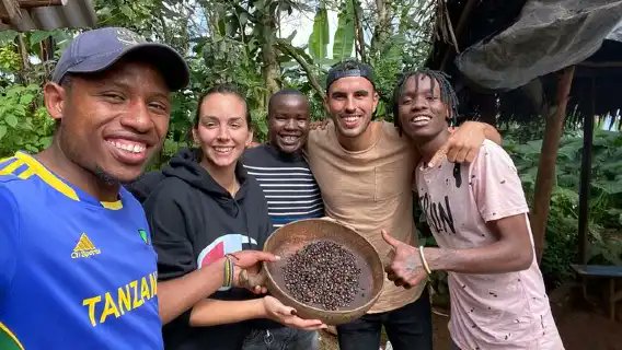 klmsafaris's tweet photo. Embracing sustainable tourism isn't just about protecting our planet, it's about empowering local and Indigenous communities. Let's travel responsibly, support local economies, and be the change we wish to see. 🌍✨ #SustainableTourism #SupportLocal #EmpowerCommunitie📸justine https://t.co/eLEqBab6jH