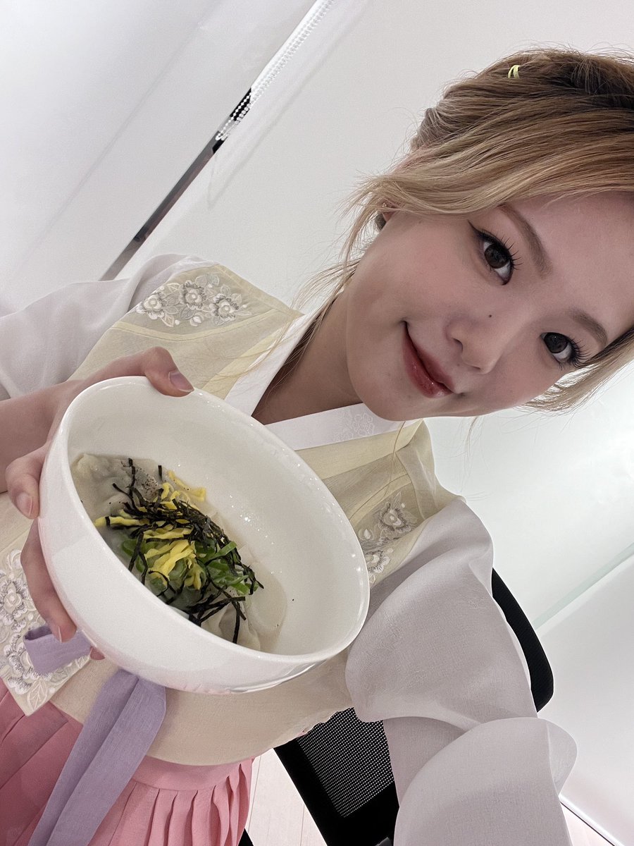 Lapillus_twt's tweet image. 新年快乐！ 恭喜发财！ 红包拿来！ 🎉

#Lapillus #라필루스 #Yue #유에