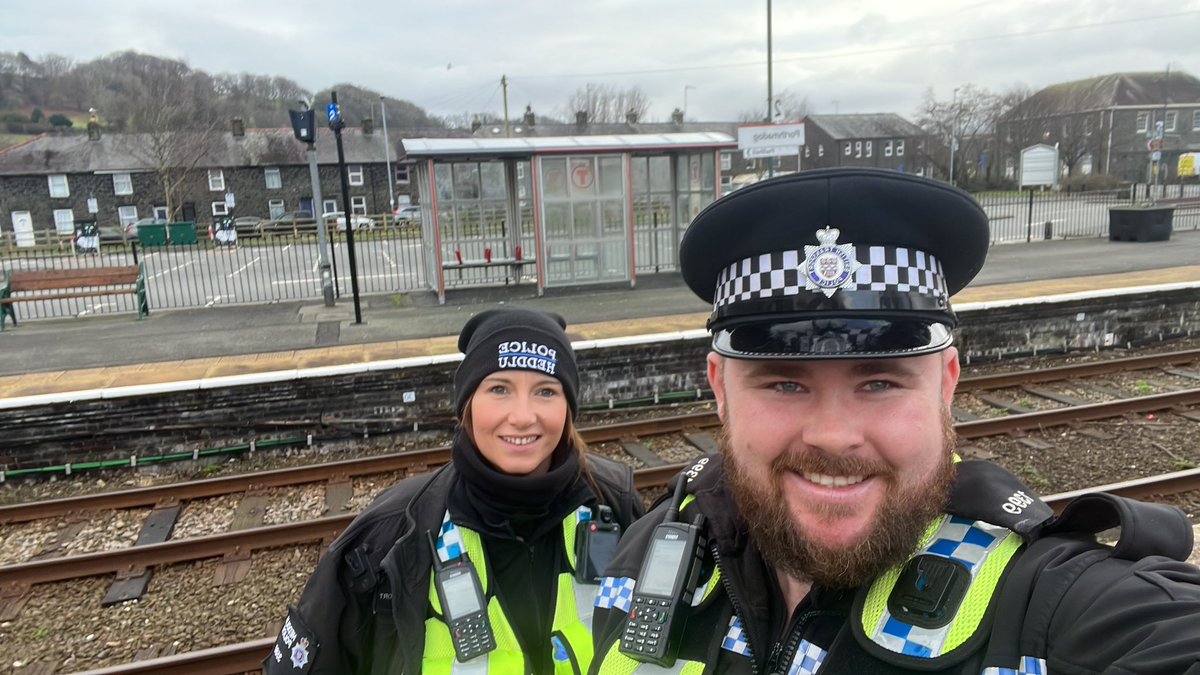 Officers are out and about across North Wales this morning checking stations. 👮‍♀️🚂
If you need us:
📲 #Text61016
📞 Call 0800405040
☎️ 999 in an emergency 
📱Download our #RailwayGuardian App!