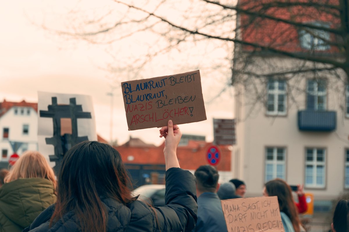 10.02.2024 - Am Samstagmittag fand in #Einbeck eine Demonstration mit dem Motto „#AfD stoppen - jetzt!“ statt, an der sich über 2000 Personen beteiligten. Der antifaschistische Protest richtete sich dabei gegen den Rechtsruck in Deutschland. #ein1002 #NieWiederIstJetzt