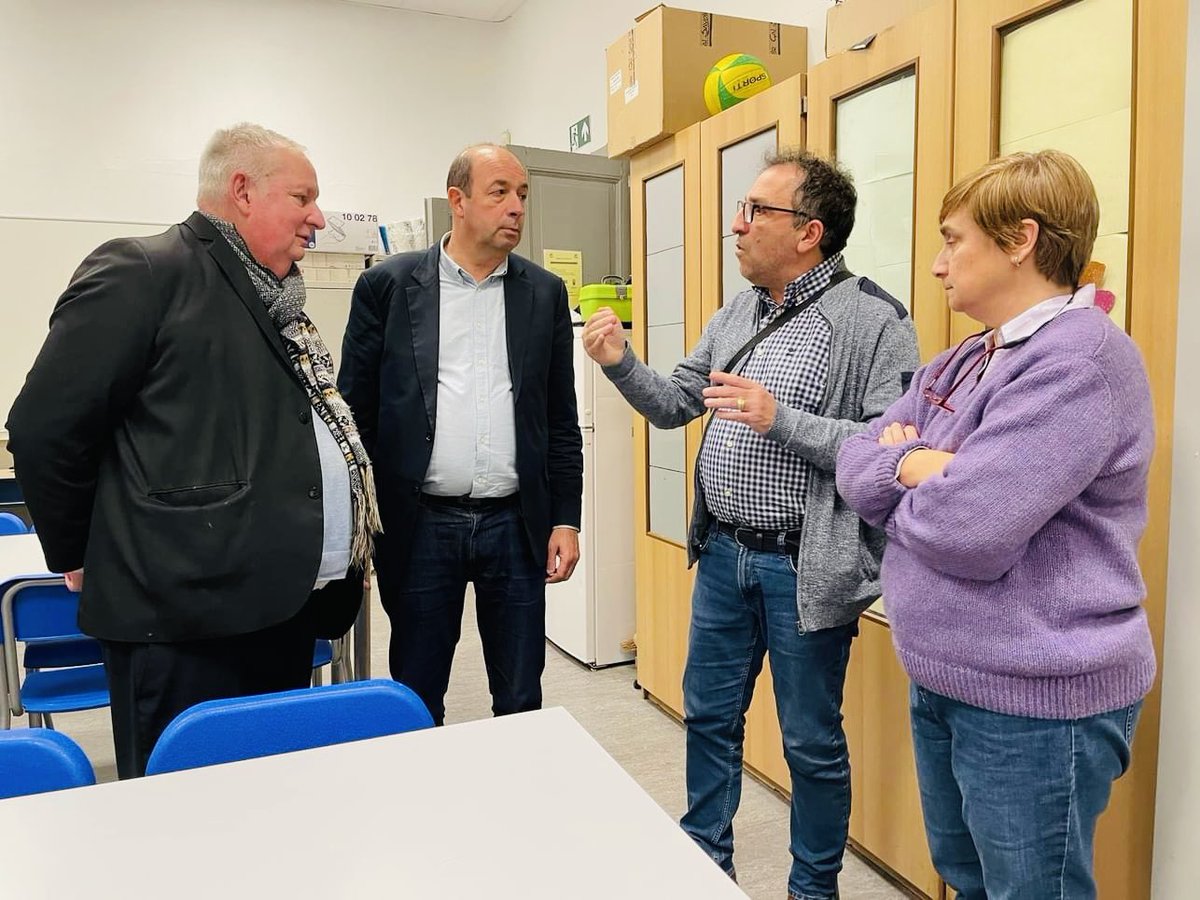 Patrice4020's tweet photo. 🎲Soirée "Jeux de Société" organisée par le personnel éducatif de l’école Pierre Perret 2, qui a eu le plaisir de nous inviter à leur « soirée jeux de société » laquelle avait lieu ce samedi 10 février, dans les locaux de l’école rue Monfort de 18h30 à 23h30. Magnifique succès ! https://t.co/zDiEQFOCur