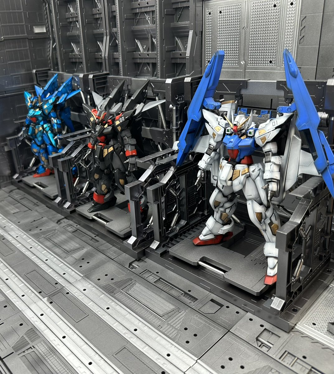 domnotemo's tweet photo. 終わったぁ…
ヒュッケバインMk-Ⅱ 
1、2、3号機、一気に完成👏👏👏

もうMk-Ⅱ とⅢを間違えて詰み３つは2度としねぇ…
1号機から補足していきます↓ https://t.co/5Zeyb8hLSc