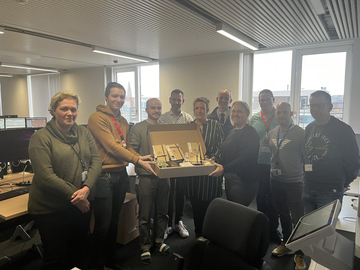 Op 11/2 of 112 zetten wij onze collega’s van NC112 in de bloemetjes. Dank u voor jullie dagelijkse inzet. Zonder jullie geen hulpverlening. 

Ik had de eer de collega’s van NC112 te bedanken. 

facebook.com/share/p/r5HzRT…