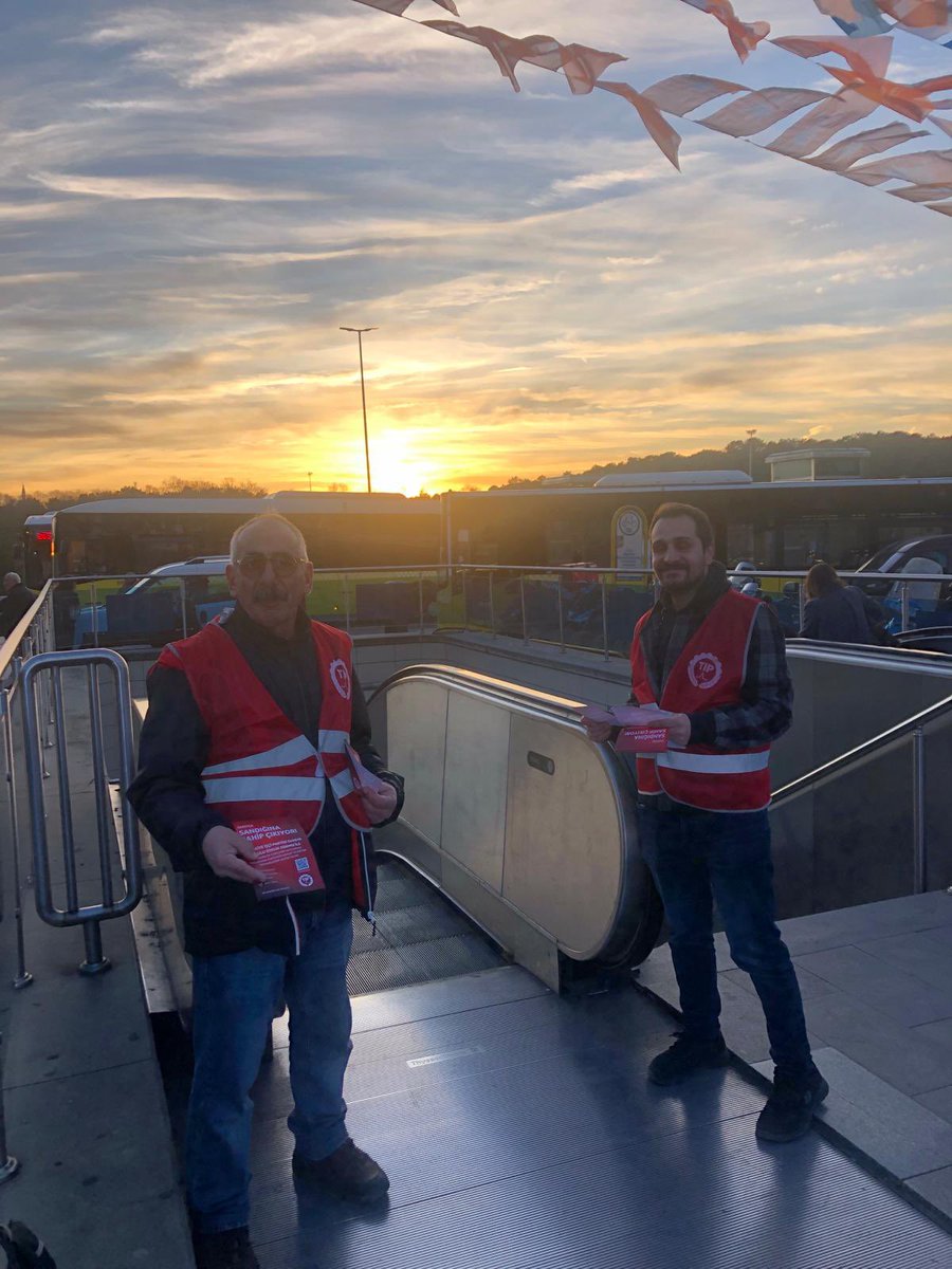 Tipsariyer's tweet photo. Sarıyer sandığına sahip çıkıyor!
Hacıosman metro çıkışında sandık güvenliği ile ilgili çalışmamızı gerçekleştirdik!
#biryolvar #tipsarıyergönüllüleri #tipsarıyerde https://t.co/UPECnUNt9u