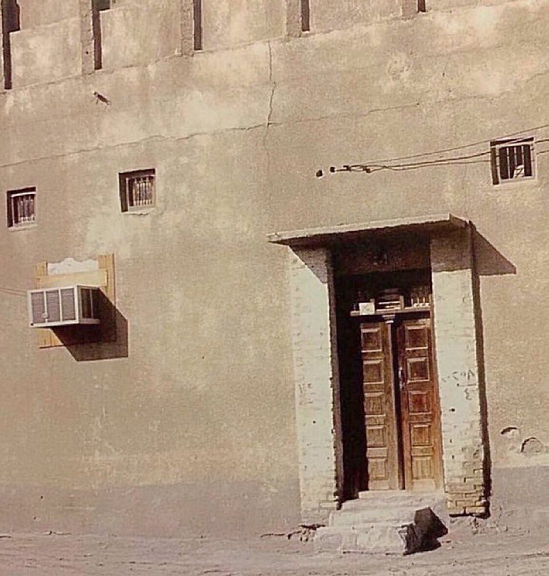 abdula322's tweet photo. لا تحكمو على البيوت القديمة من ابوابها فخلف الابواب القديمة ارواح من ذهب https://t.co/Grms4Ggi5m