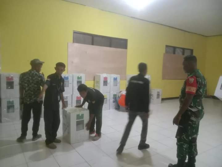 purnayata34630's tweet image. Babinsa Serda Melkisua Bersinergi dengan Kapolsek Kuanfatu dalam Pengamanan Distribusi Logistik Pemilu

#kodim 1621/TTS#