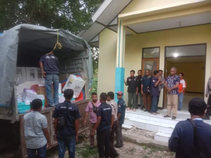 purnayata34630's tweet image. Babinsa Serda Melkisua Bersinergi dengan Kapolsek Kuanfatu dalam Pengamanan Distribusi Logistik Pemilu

#kodim 1621/TTS#