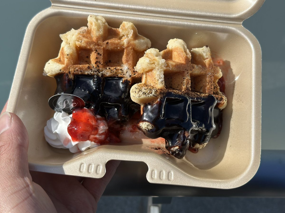 HydeAKIO's tweet image. 3日目！会場に到着。
今日はチケないけど余韻を味わいたくて来てしまった。見かけたらよろしくお願いします✨
ラルカフェの食事美味しい(*´ω｀*)
#ラルク #UNDERGOUND 
#ラルカフェ #代々木第一体育館