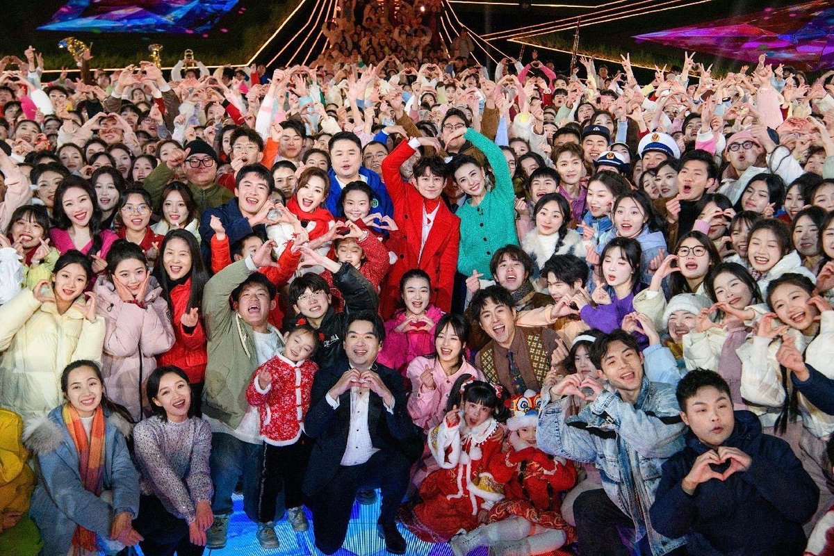 XbackINA's tweet photo. [📷] 090224 Spring Festival Gala Zhang Yixing  3P (Cr : Logo) 

#LAYxSpringFest2024

#LAY #张艺兴 #레이 #YIXING @lay_studio @layzhang https://t.co/3J85PTj0Q5