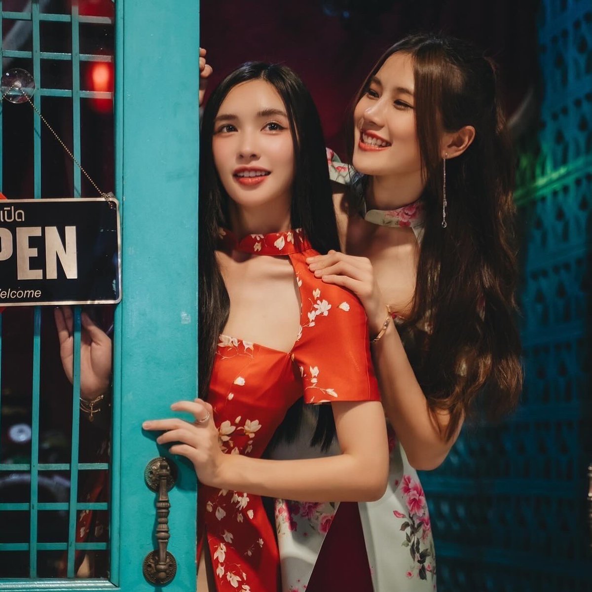 AndaAnunta's tweet photo. Happy 🐉 year
มาช้า แต่มากับเธอ 
新年快乐 ❤️
#andaanunta #lookkaewkamollak #anunkamol https://t.co/TYGghk0yEq