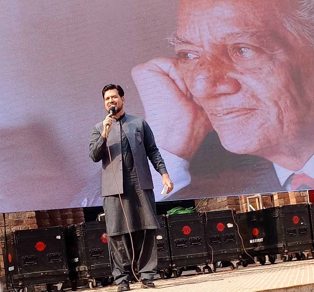 Farazzzz4's tweet photo. Bol k lubb aazaad hain tere,,
Faiz Festival at full swing.
#faiz #faizfestival #poetry @AlhamraLAC #quadrum https://t.co/PQ3uEoOtfX
