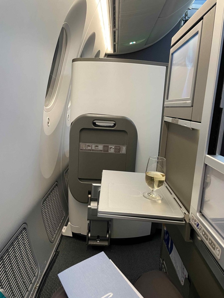 turningleftfor's tweet image. READER REVIEW: British Airways Club World from London Heathrow to Hong Kong dlvr.it/T2b5cQ #BritishAirways #Readerreview
