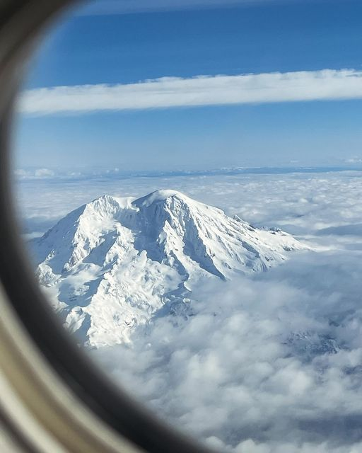 🏔️⛷️The majesty of Mt Rainier from 30,000 feet. Always pick the window seat 

#WindowSeat #PNW #PacificNorthwest #Seattle #MountRainierNationalPark #WashingtonState
#CascadeMountains #NatureLover #FlyWithAView #Wanderlust #fly #MtRainier #TravelPhotography