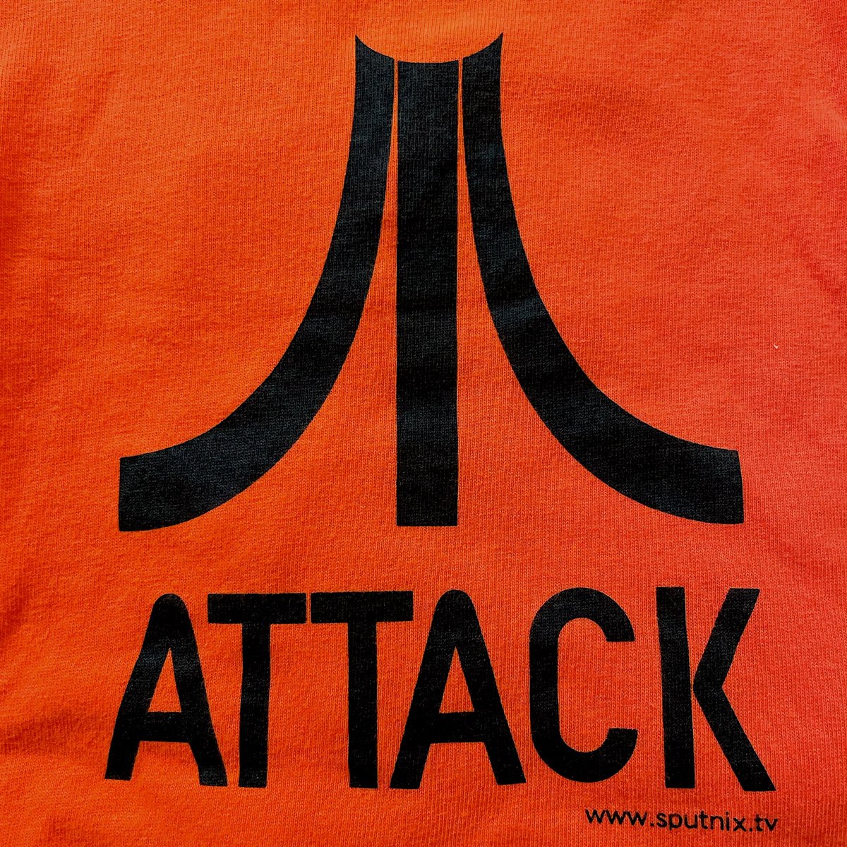 Apple0fdiscord's tweet photo. 最近手に入れた、アタハのTシャツを着る!
某ゲーム企業みが強いデザインwww
これいつのツアーグッズなんやろ🤔💭
#ATTACKHAUS https://t.co/ffs6ZgTUVx