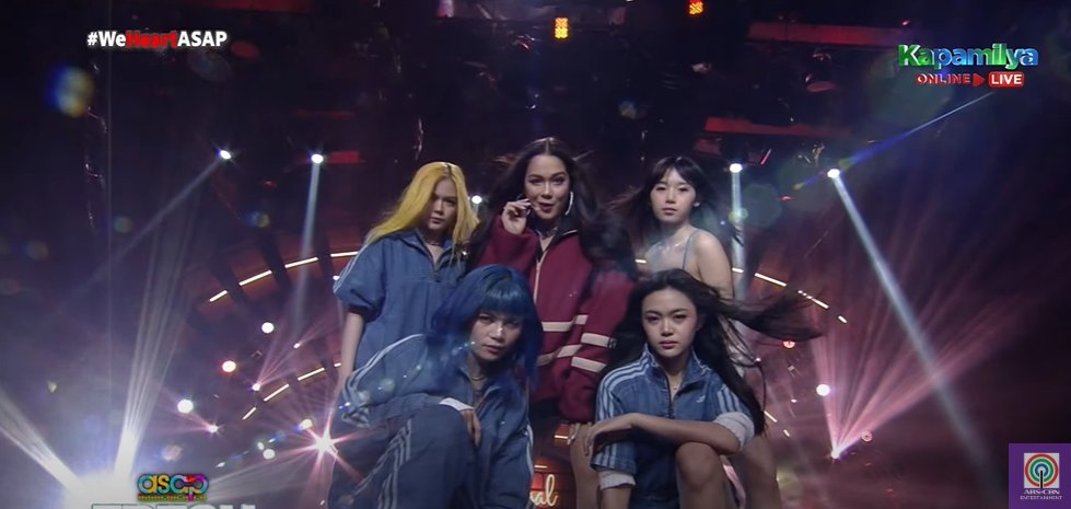 ABSCBNNews's tweet photo. Majestic Momma 🔥

Preggy man, hindi pa rin nagpatalo sa pag-indak ang reyna ng "ASAP Natin 'To" dance floor na si Maja Salvador.

Nagbabalik ASAP-stage si Salvador kasabay ni Enrique Gil ngayong Linggo, Peb. 11.

📷: Kapamilya Online Live/ YouTube 

Basahin: https://t.co/zqfN96baan