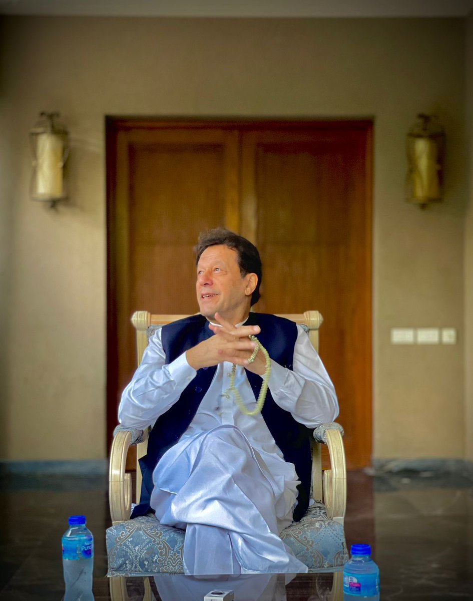 جس کو تم نے اکیلا سمجھ کر نکالا تھا وہ کسی کی انگلی پکڑ کر نہیں اپنی عوام کے کندھوں پر بیٹھ کر اقتدار میں آرہا ہے۔۔۔!!! 
اب نا خان کو روک سکتے ہو نا عوام کو۔
#عمران_خان_کو_ہم_لائیں_گے