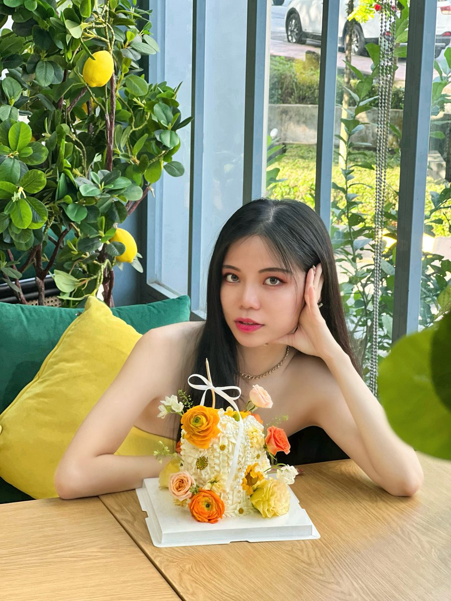 joilynn__'s tweet photo. Under the lemon tree 🍋🌳 
#JoilynnDay 🎂

#JoilynnOrchard #UnderTheLemonTree https://t.co/UrSG5mh7tD