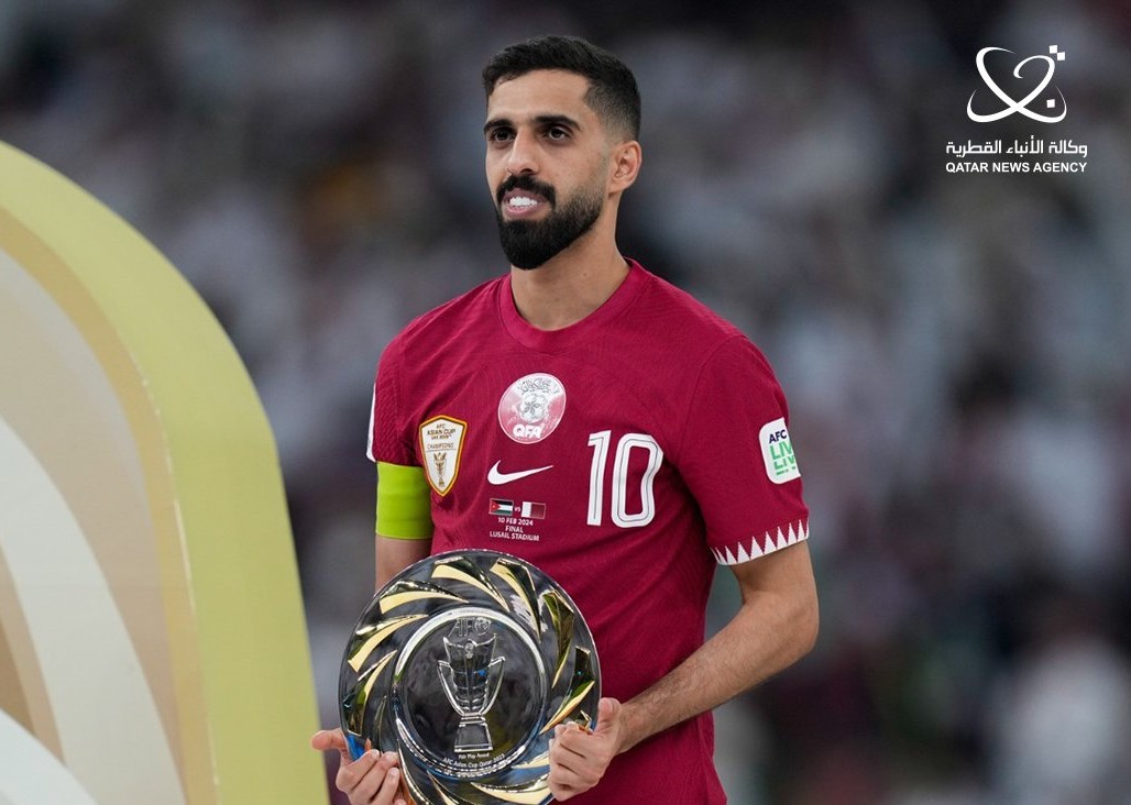 NowSomeStats's tweet photo. 🇶🇦 #AlHaydos (184) supera a 🇴🇲 Ahmed Mubarak (183) e iguala a 🇪🇬 Ahmed Hassan como CUARTO jugador con más partidos en TODA la historia del fútbol de selecciones 🏟️

El tercero es 🇲🇾 Soh Chin Ann (195)

#AsianCup2023 
#AsianCupFinal https://t.co/Ietjt1euL8
